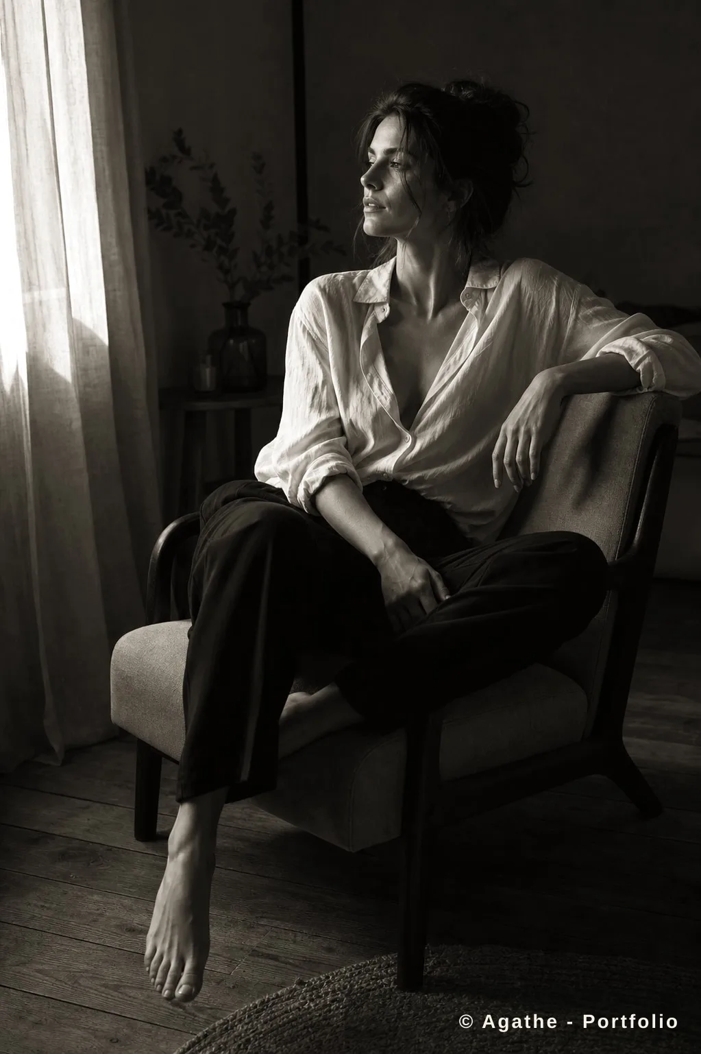 Portrait intime non nude près d'une fenêtre