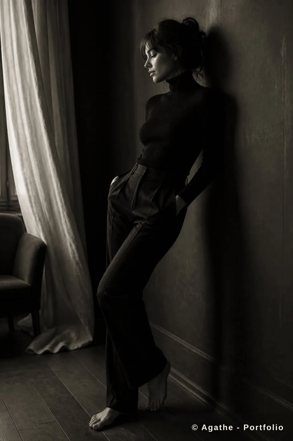 Pose boudoir éditoriale dans une lumière naturelle