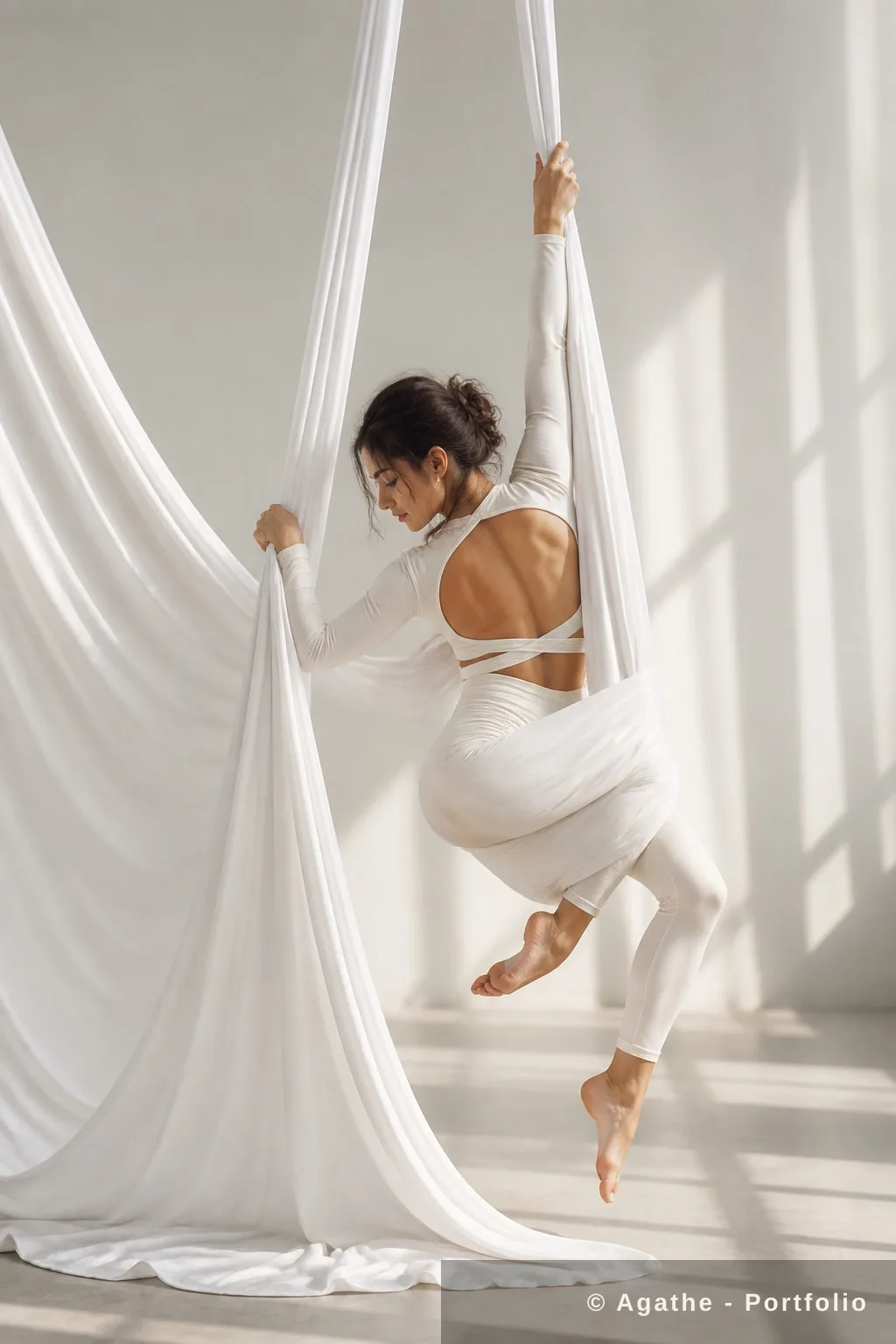 Suspension en tissu aérien avec drapé blanc